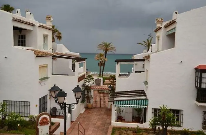 Puerto De La Duquesa Beach Apartment